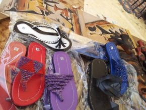Tongs colorées et perlées
