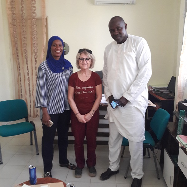 M. Adoulaye Gueye, Directeur du CEDEPS de Guédiawaye avec les présidentes de CheikhNico
