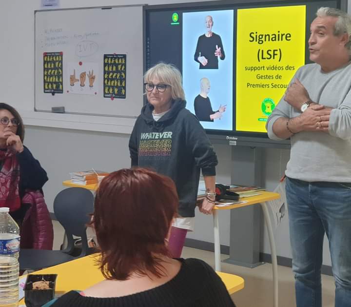 Gestes de secours en mode bilingue français/LSF
