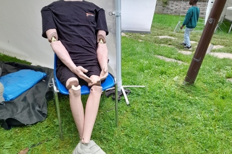 Henri le mannequin vedette pour la position latérale de sécurité
