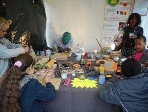 Fête du quartier Boissiere création de tableaux de sable avec les enfants mai 2016
