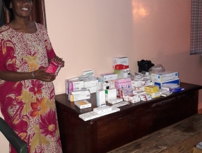 Astou reçoit les médicaments à distribuer 