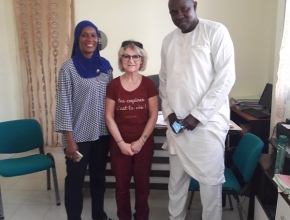  Adoulaye Gueye, Directeur du CEDEPS de Guédiawaye entouré des Présidentes de CheikhNico