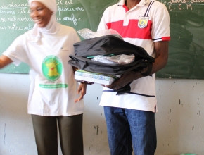remise de fournitures par la Présidente CheikhNico- Sénégal avec le Professeur LSF guediawaye Mars 2017